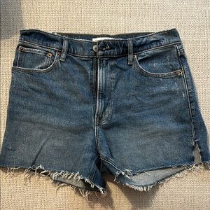 Abercrombie 4 inch Mom Short
